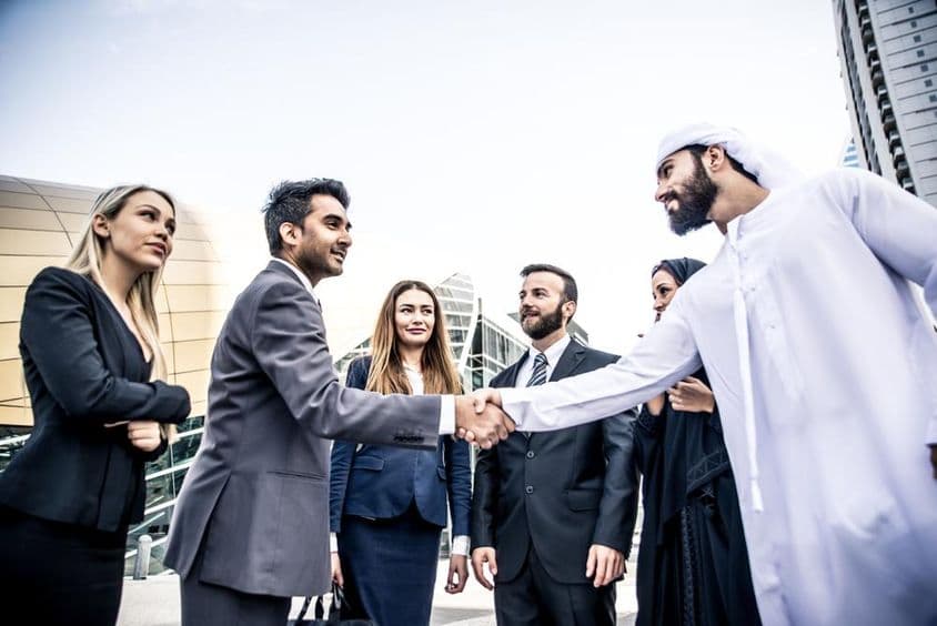 阿拉伯和西方商人讨论工作。