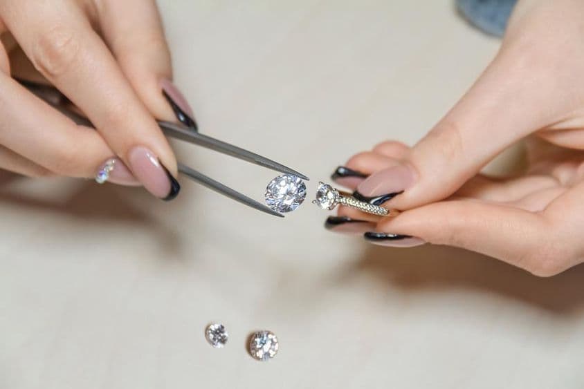 珠宝商女人的手握着一颗宝石。