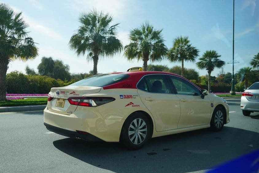 迪拜出租车在城市街道上行驶。