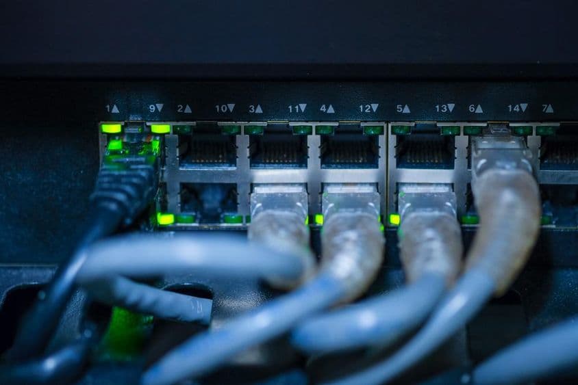 千兆交换机与网络电缆。