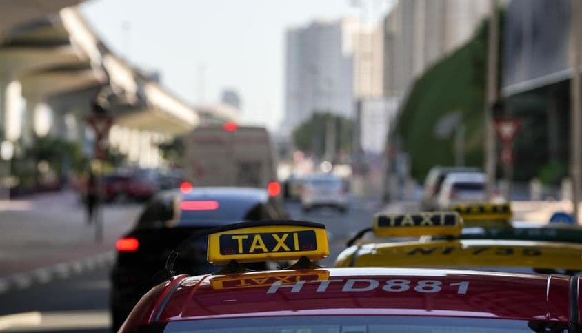 迪拜街头的出租车灯光。