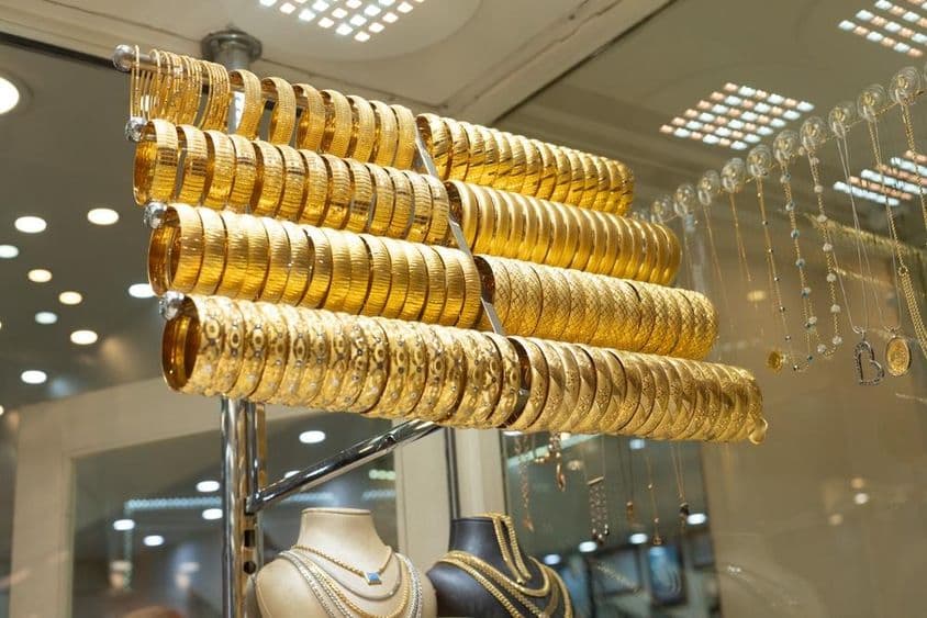 展示柜中的黄金手镯。