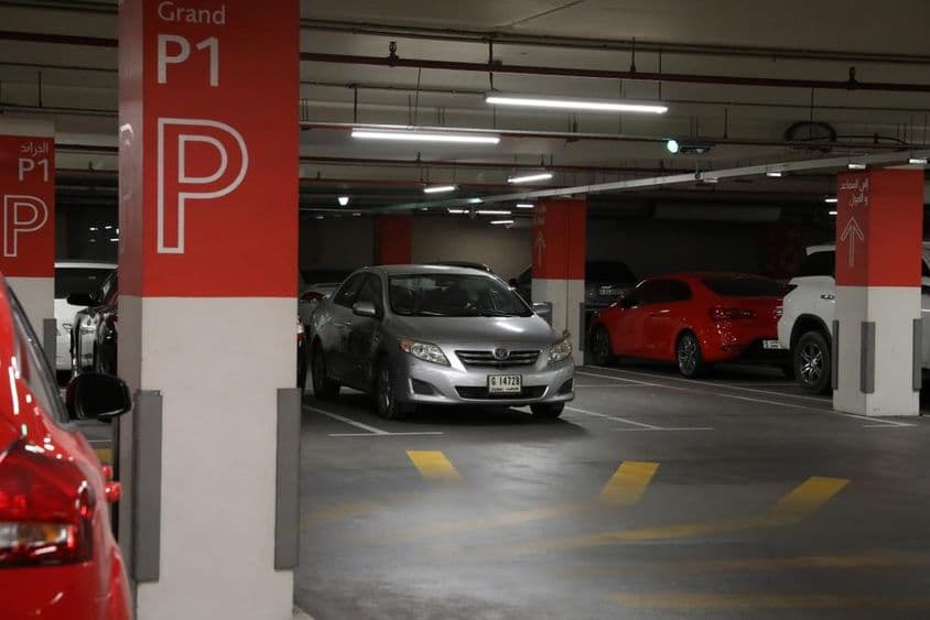 迪拜现代化地下停车场,各种汽车