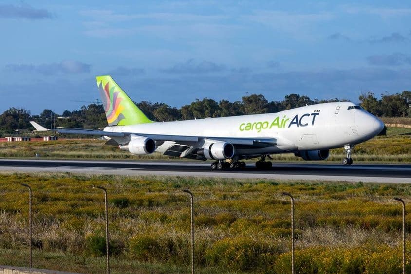ACT航空公司波音747-428ERF(注册号:LZ-CJB)飞机清晨抵达