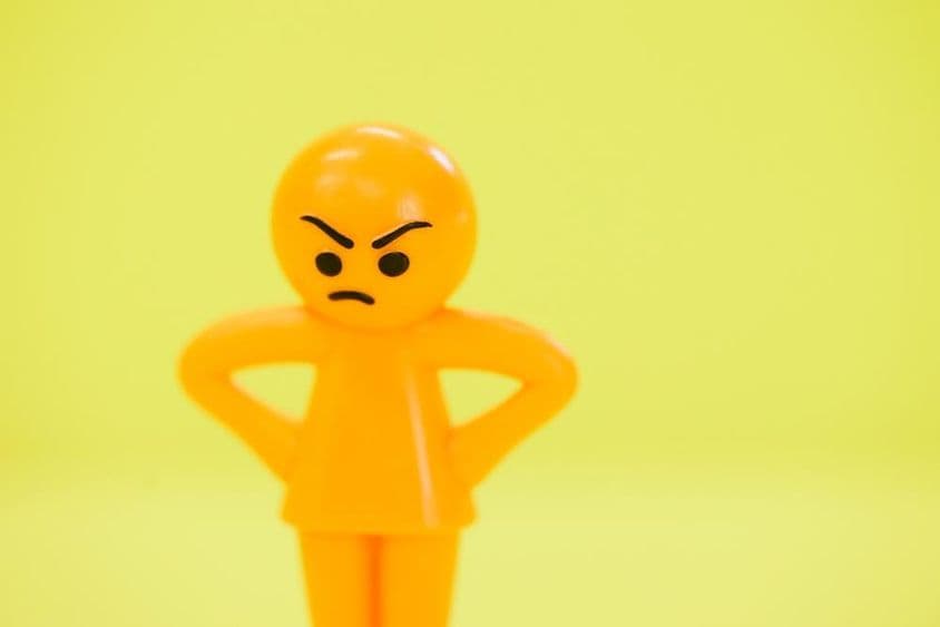 愤怒的彩色娃娃。