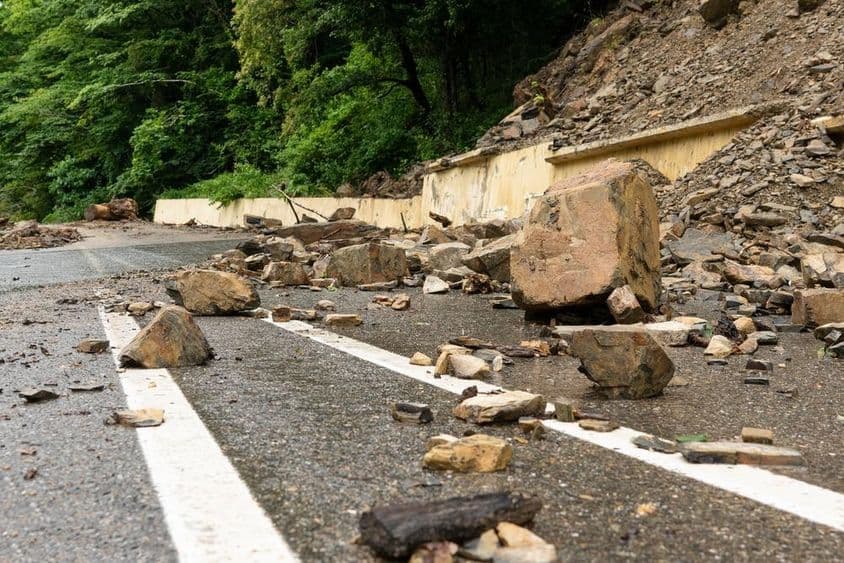 道路上的落石。