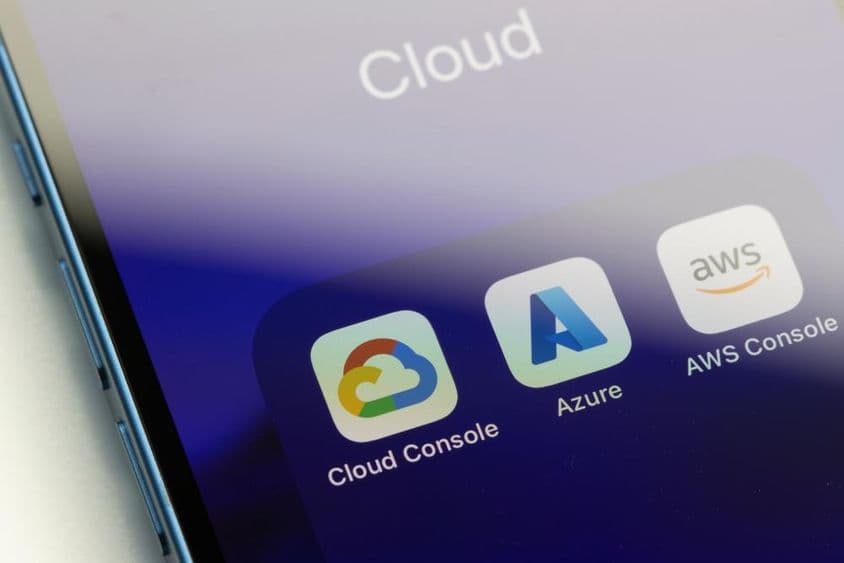iPhone上三个主要云计算服务提供商的应用图标特写。