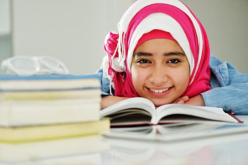 美丽的阿拉伯穆斯林女孩在大学阅读。