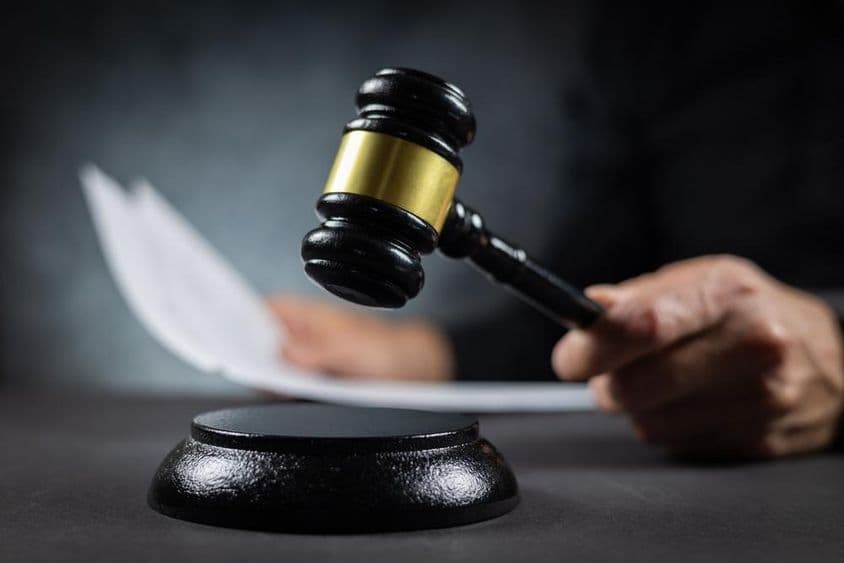 法官在法院宣判时手持法槌。