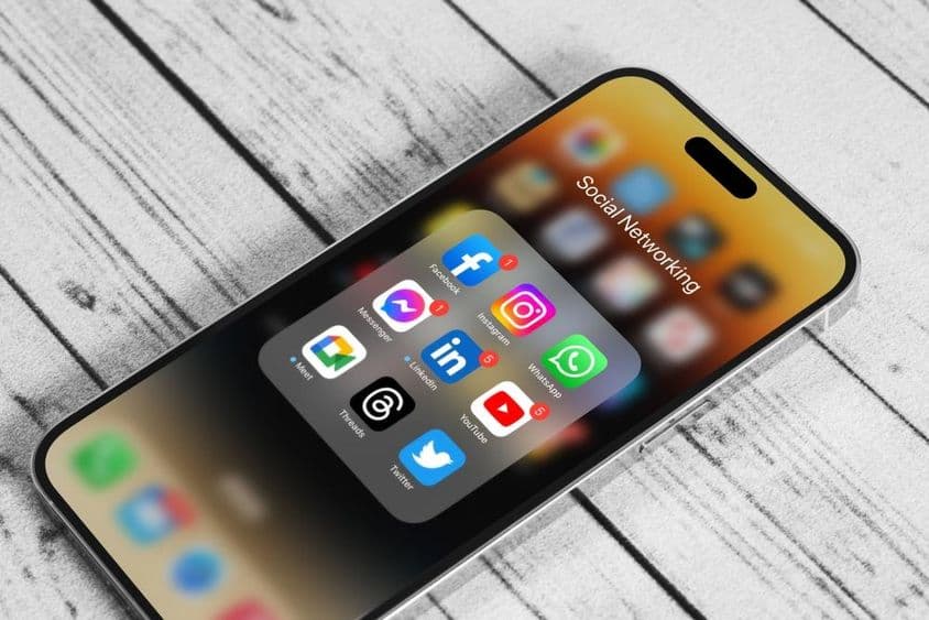苹果iPhone 14 Pro Max上的社交媒体应用图标徽标。