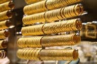 珠宝店展示柜中的金手镯。