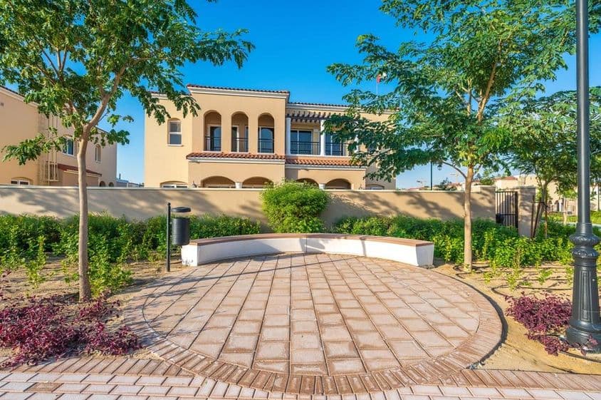 迪拜兰德的Serena Villa社区中的操场和运动区域。