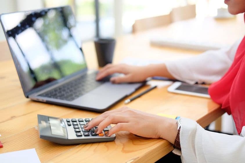 一个女人正在处理财务和计算税务。