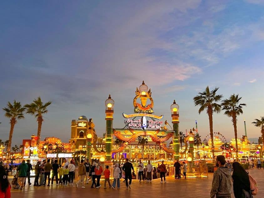 迪拜全球村的街道。