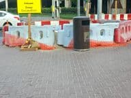 道路修复被塑料护栏和橙色安全网围绕。