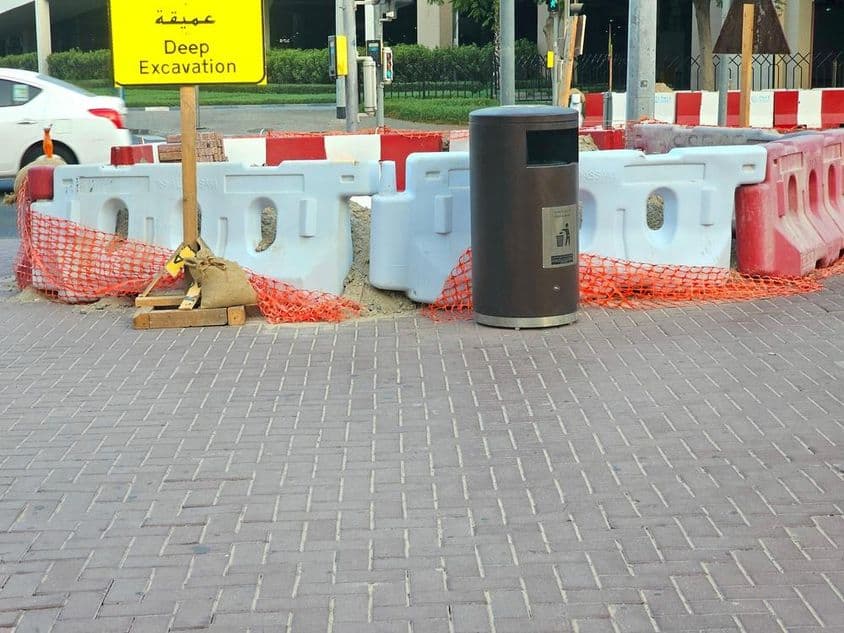 道路修复被塑料护栏和橙色安全网围绕。