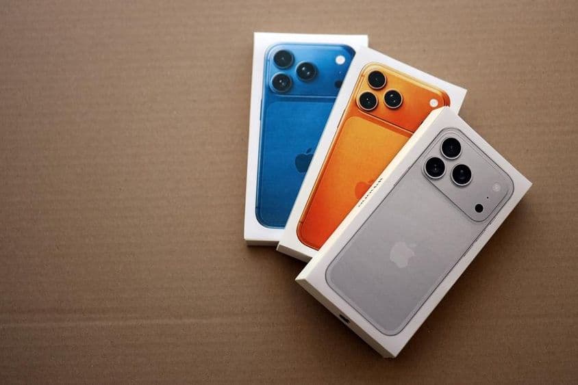 苹果iPhone 17 Pro Max银色盒子及其他iPhone型号盒子。