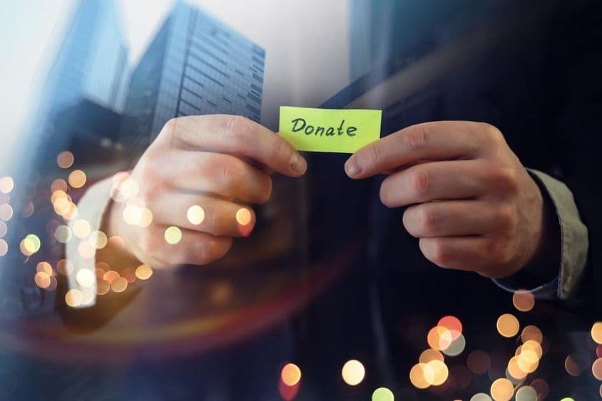 商人展示写有“捐赠”字样的文件