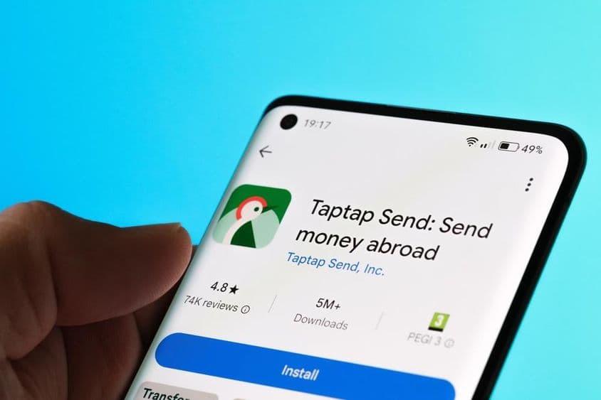 Taptap Send应用显示在智能手机上。