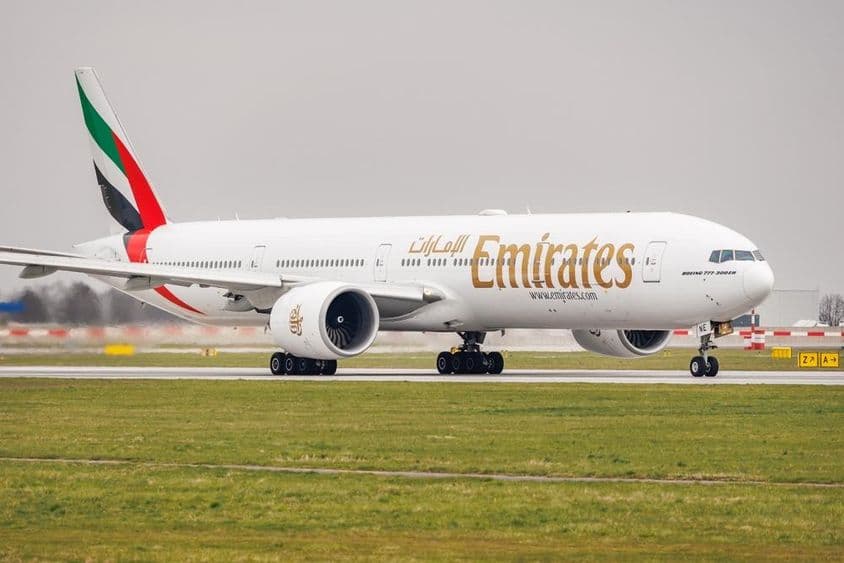 阿联酋航空波音777-31H,登记编号A6-ENE,在布拉格瓦茨拉夫·哈维尔机场。