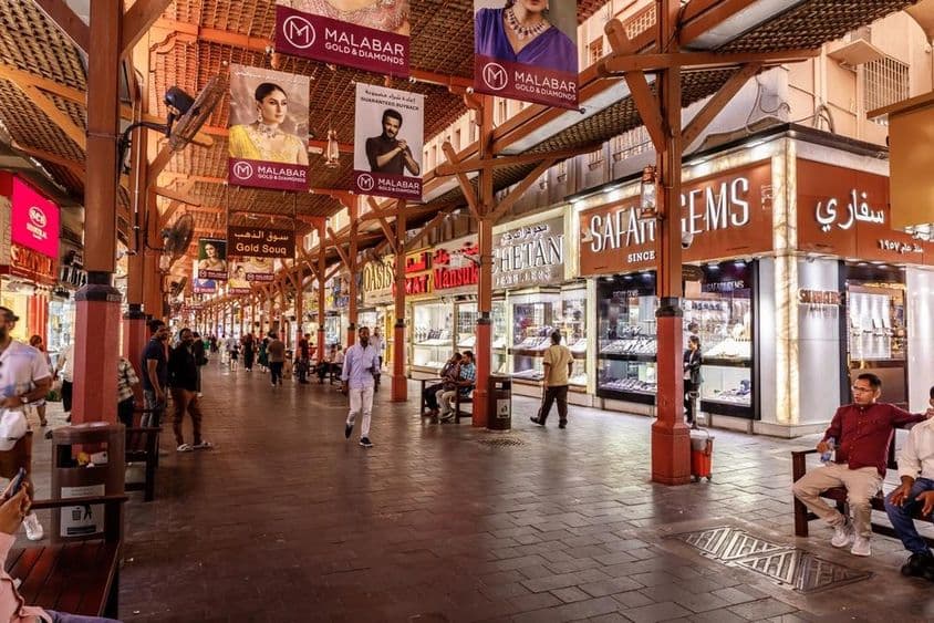 迪拜黄金市场的街道两旁排列着金店。