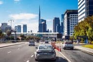 迪拜城市街道上的出租车。