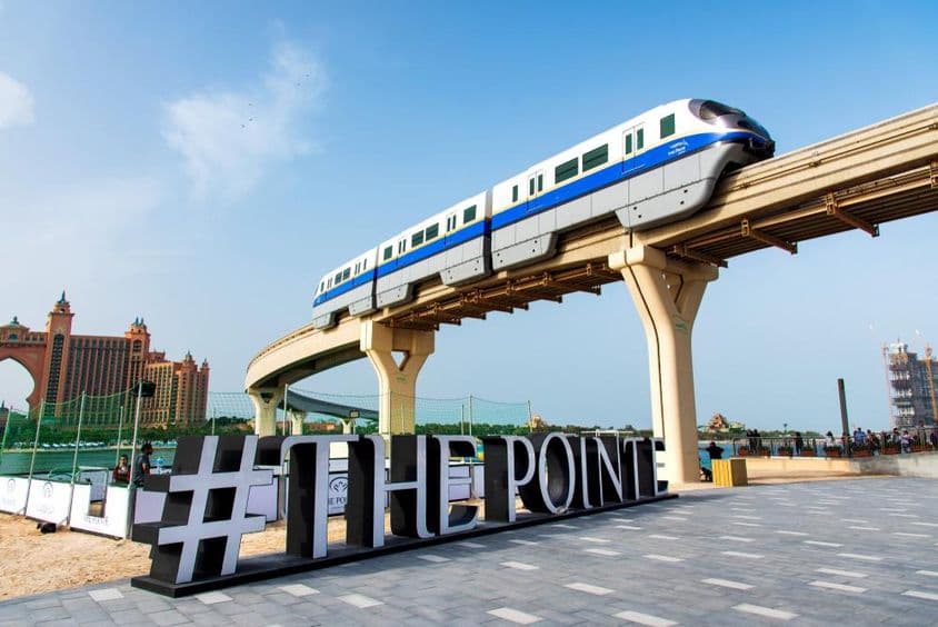 列车穿过The Pointe海滨餐饮和娱乐目的地。