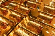 迪拜黄金市场的珠宝店金手镯。