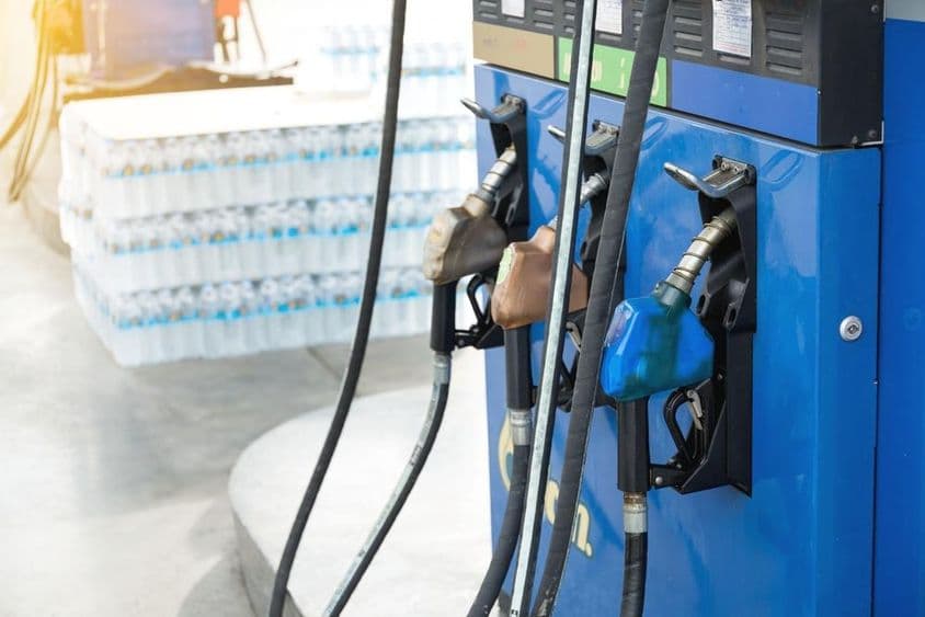 加油站准备为旅行者加油。