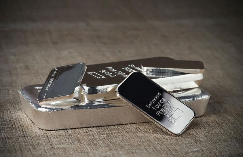 几根不同重量的投资白银条。