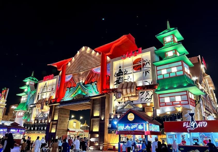 通往全球村的日本展馆入口。