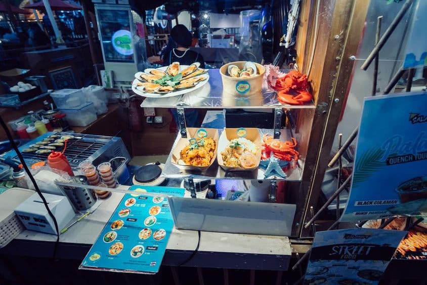 全球村中漂浮餐厅上的泰国传统美食与街头小吃。