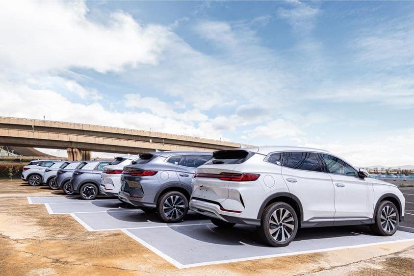 经销商停车场中的现代轿车车队。