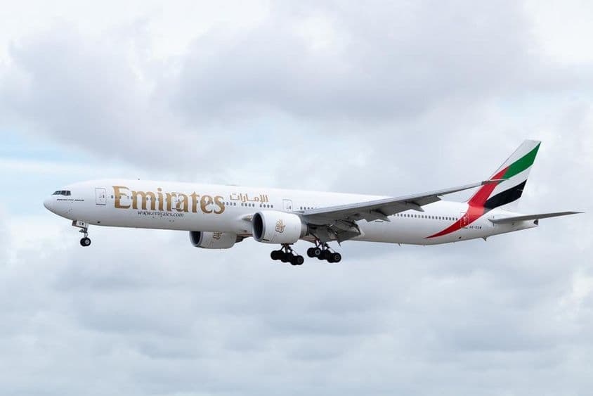 靠近迈阿密国际机场的阿联酋航空波音777-31HER飞机