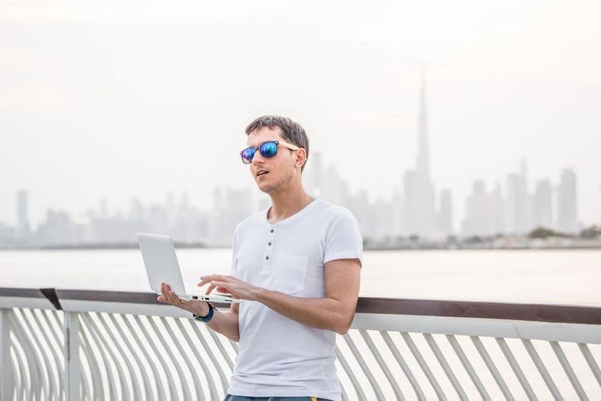 快乐的男性自由职业程序员。