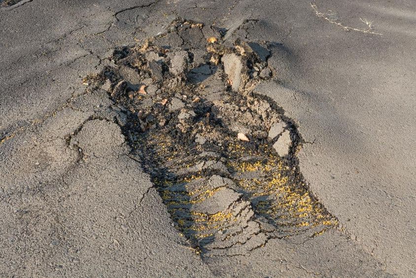 由于施工差,街道的沥青路面被移除。