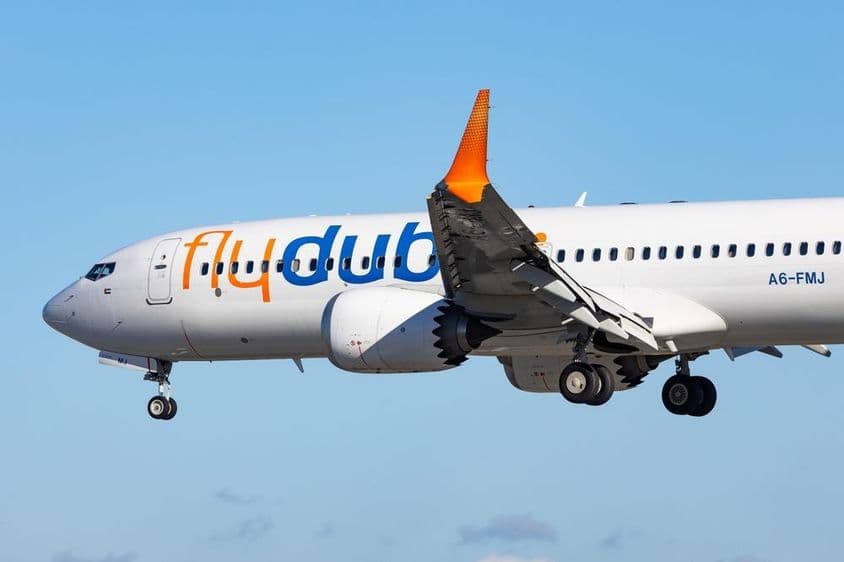 FlyDubai 航空公司的波音 737-8max 飞机在着陆配置中。