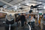 星期五在范堡罗国际航展上的Joby Aviation展馆。