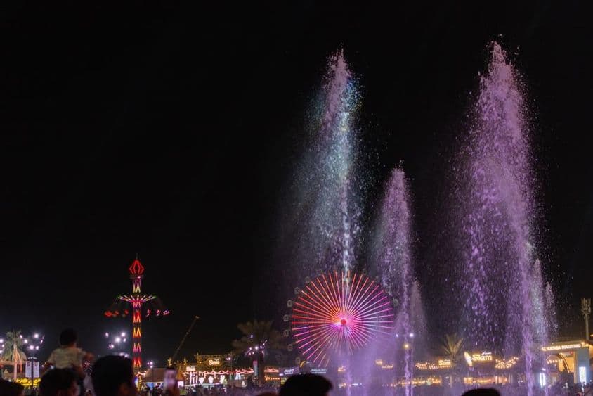 谢赫扎耶德节的喷泉展现充满活力的夜景。