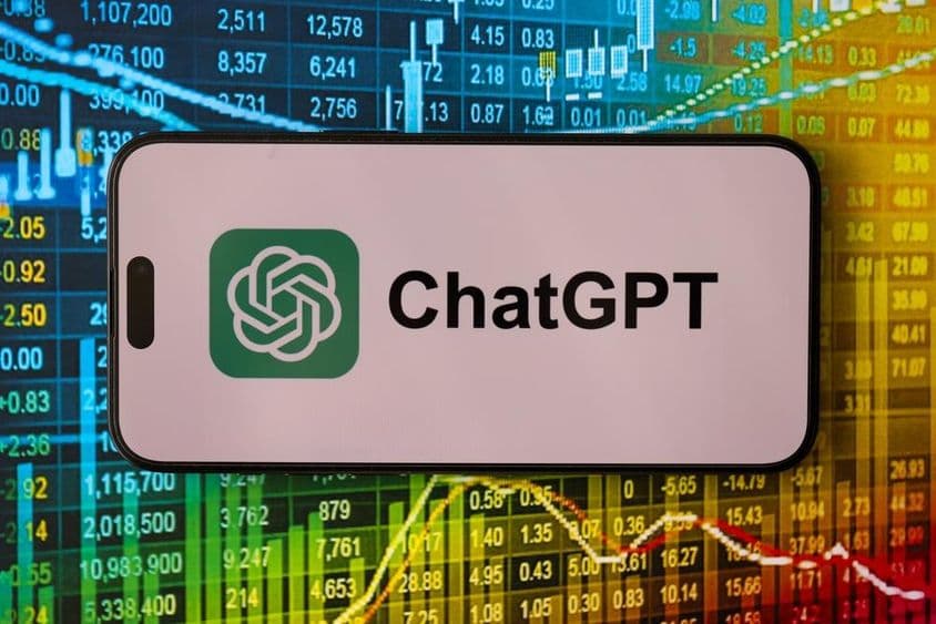 带有官方ChatGPT标志的智能手机。