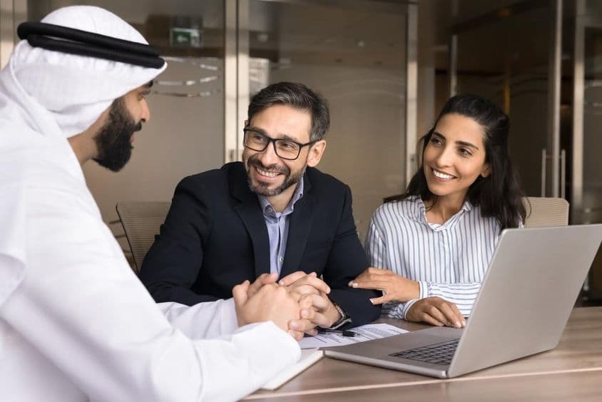 拉丁夫妇与阿拉伯房地产代理会面时的快乐画面