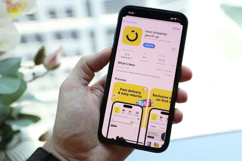 在苹果iPhone 14智能手机上的Noon应用程序。