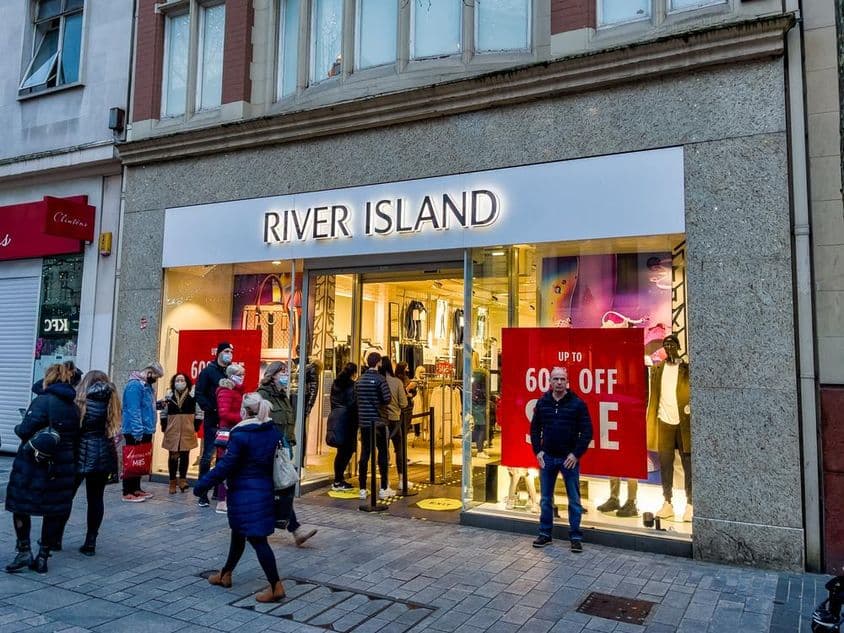 River Island服装店的入口。