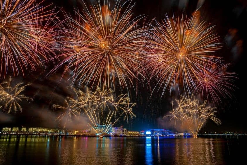 烟花在新开业的亚斯湾上空绽放。