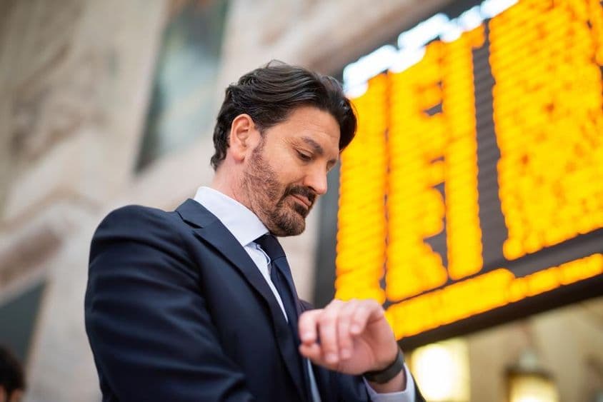 一名通勤者在时间表前核对时间。