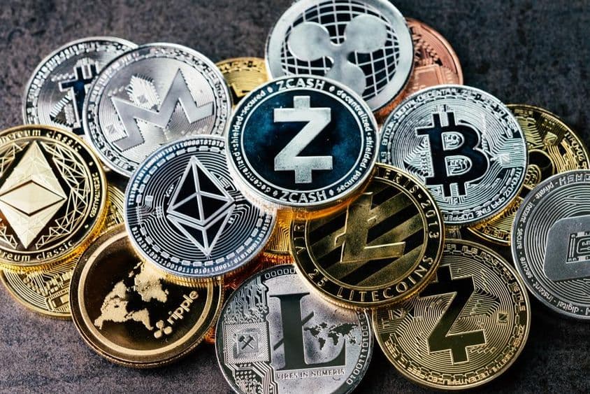 加密货币,各种闪亮的银色和金色实体加密货币。