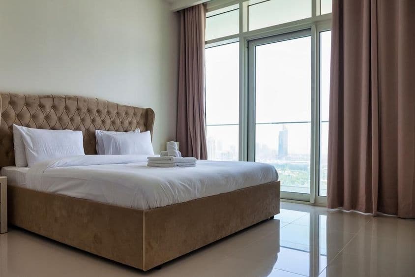 现代公寓内宽敞的卧室