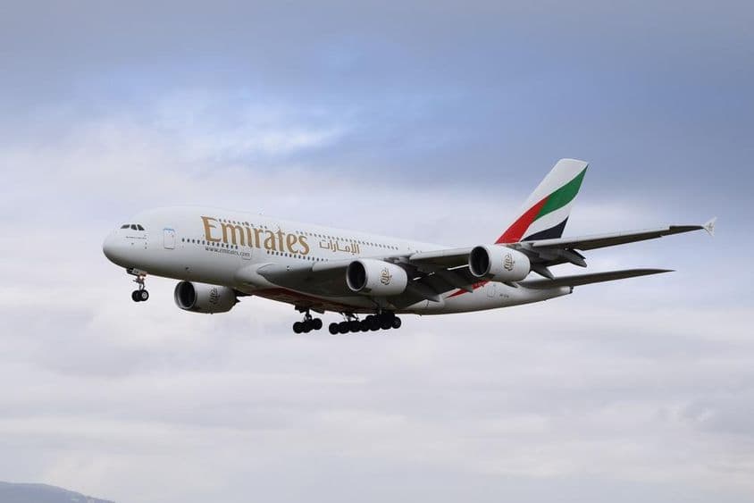 阿联酋航空A380-800客机即将降落跑道。