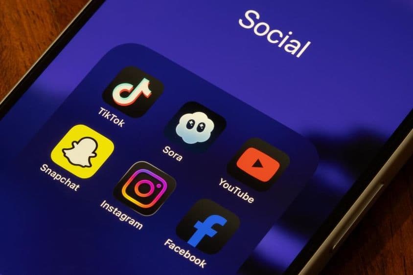 iPhone屏幕上的TikTok、Sora、YouTube、Snapchat、Instagram图标。