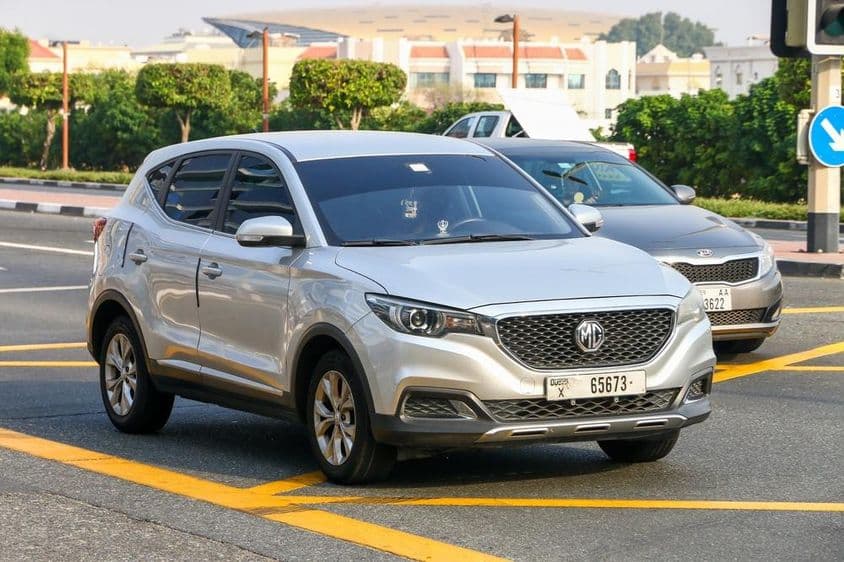 都市街道上的小型跨界SUV MG。